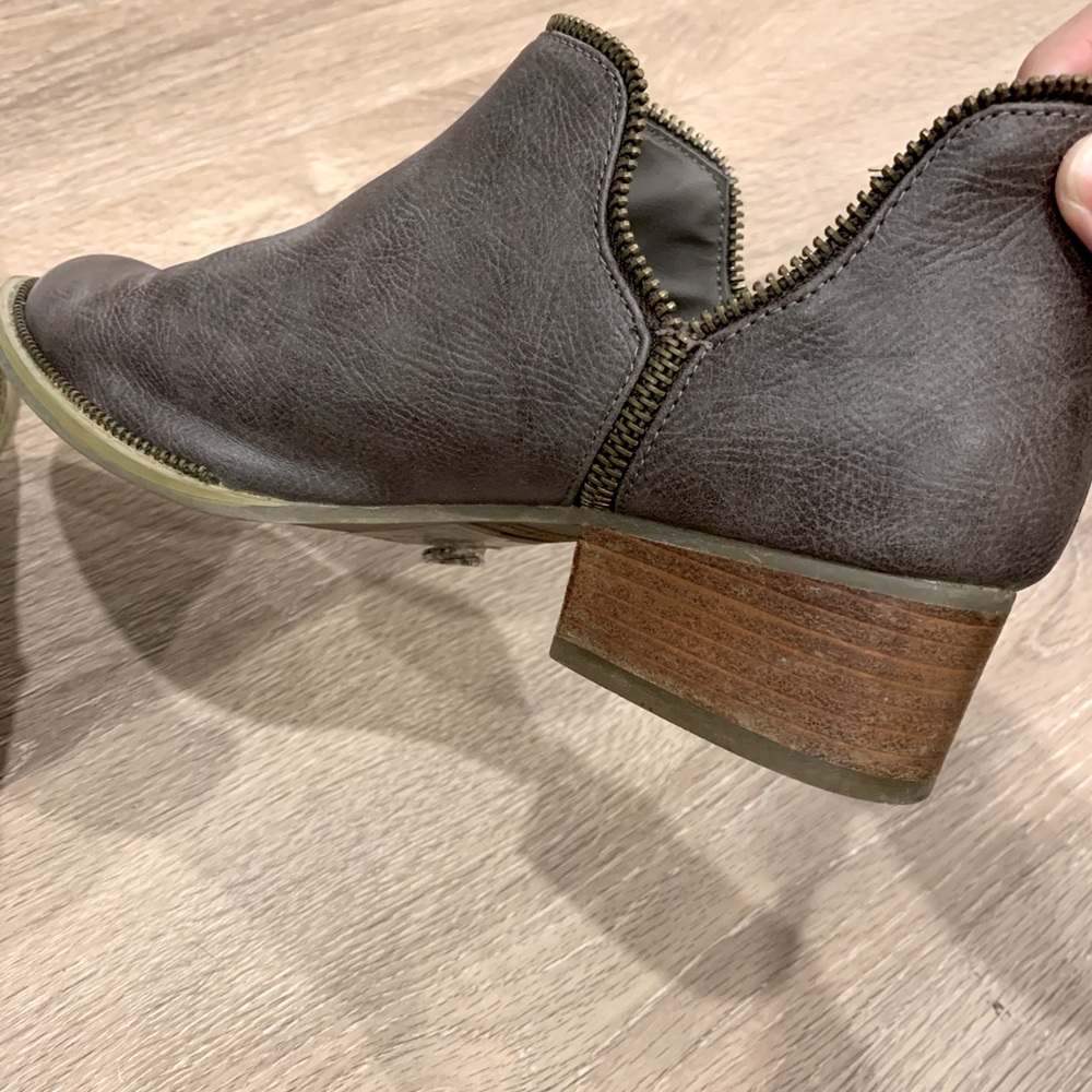 Forever 21 - Grey ankle boots with brass-coloured zipper detail